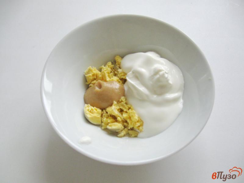 Фото приготовление рецепта: Свекольный салат с сельдью и яйцом шаг №4
