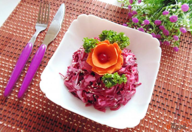 Фото приготовление рецепта: Свекольный салат с сельдью и яйцом шаг №10