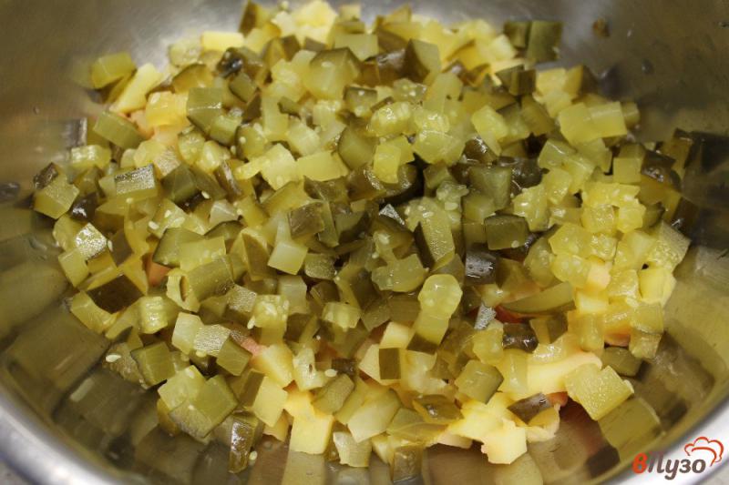 Фото приготовление рецепта: Винегрет с фасолью, чесноком и яблоком шаг №2
