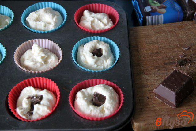 Фото приготовление рецепта: Воздушные сырники с шоколадом, из духовки шаг №4