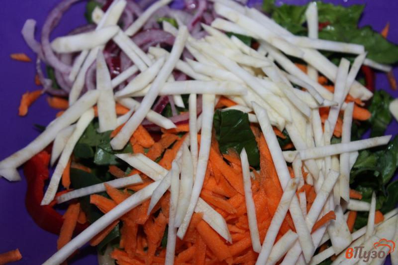Фото приготовление рецепта: Витаминный салат из сельдерея со шпинатом и перцем шаг №6