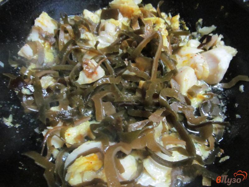 Фото приготовление рецепта: Рыба с морскими водорослями на жареном рисе шаг №7