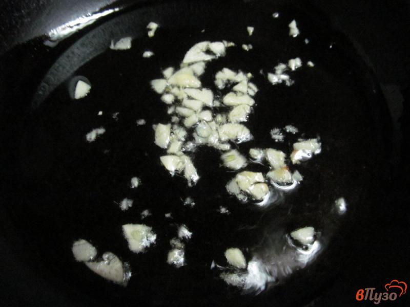 Фото приготовление рецепта: Рыба с морскими водорослями на жареном рисе шаг №4