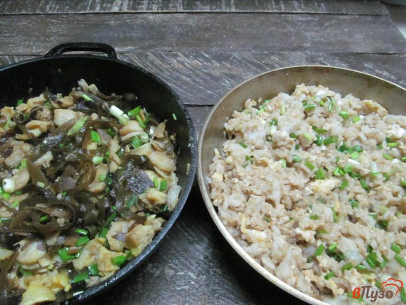 Фото приготовление рецепта: Рыба с морскими водорослями на жареном рисе шаг №8