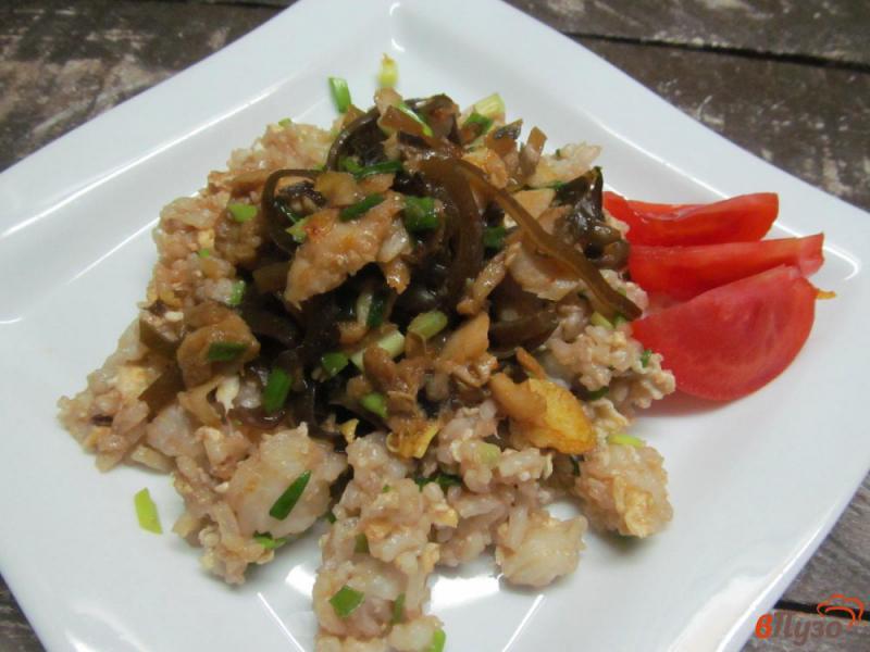 Фото приготовление рецепта: Рыба с морскими водорослями на жареном рисе шаг №9