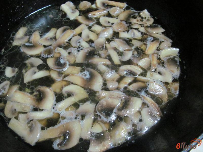 Фото приготовление рецепта: Тефтели в грибном соусе с пекинской капустой шаг №5