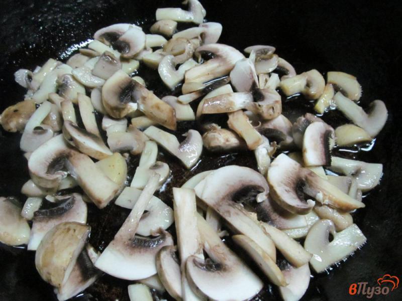 Фото приготовление рецепта: Тефтели в грибном соусе с пекинской капустой шаг №4