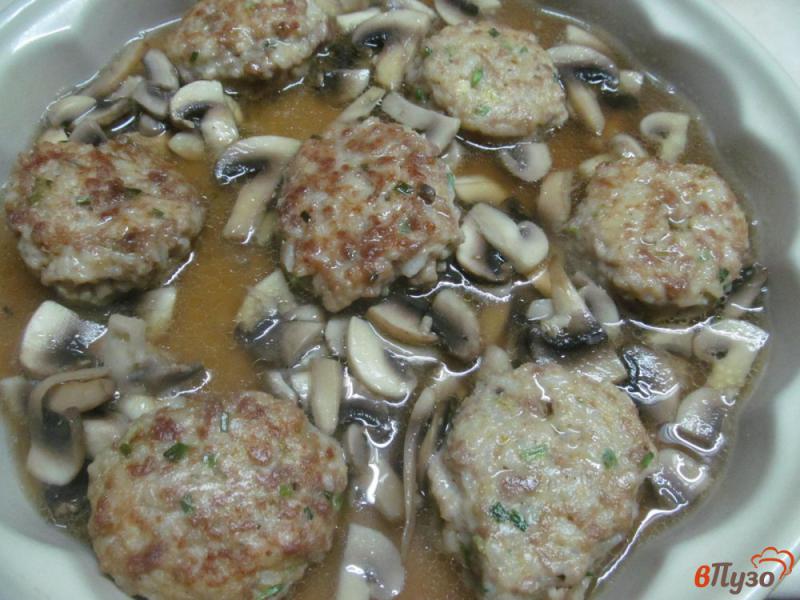 Фото приготовление рецепта: Тефтели в грибном соусе с пекинской капустой шаг №6