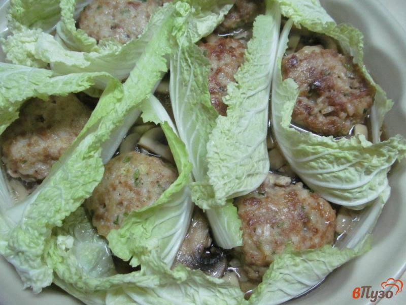 Фото приготовление рецепта: Тефтели в грибном соусе с пекинской капустой шаг №7