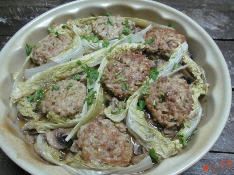 Фото приготовление рецепта: Тефтели в грибном соусе с пекинской капустой шаг №8