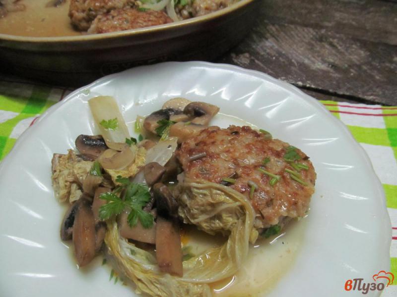 Фото приготовление рецепта: Тефтели в грибном соусе с пекинской капустой шаг №9
