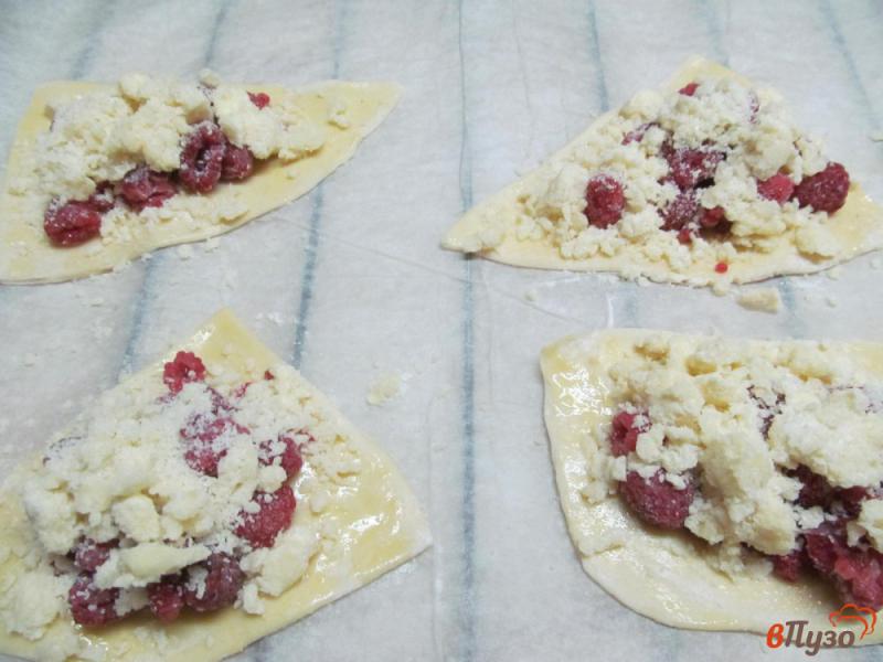Фото приготовление рецепта: Пирожные из слоеного теста с малиной шаг №3