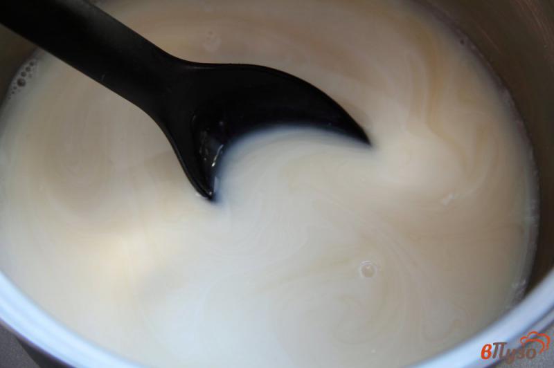 Фото приготовление рецепта: Слоеное молочное желе с какао шаг №3