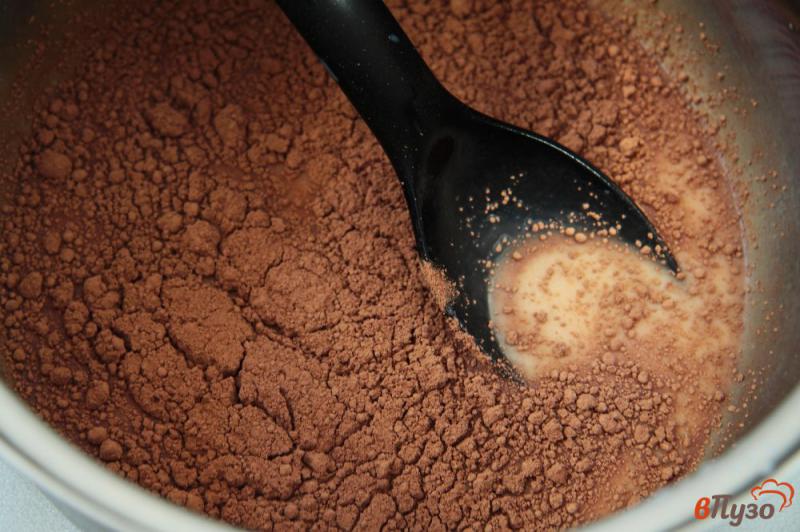 Фото приготовление рецепта: Слоеное молочное желе с какао шаг №4