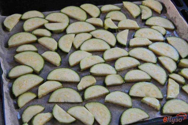 Фото приготовление рецепта: Салат с кабачками и грецкими орехами шаг №2