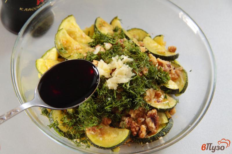 Фото приготовление рецепта: Салат с кабачками и грецкими орехами шаг №8