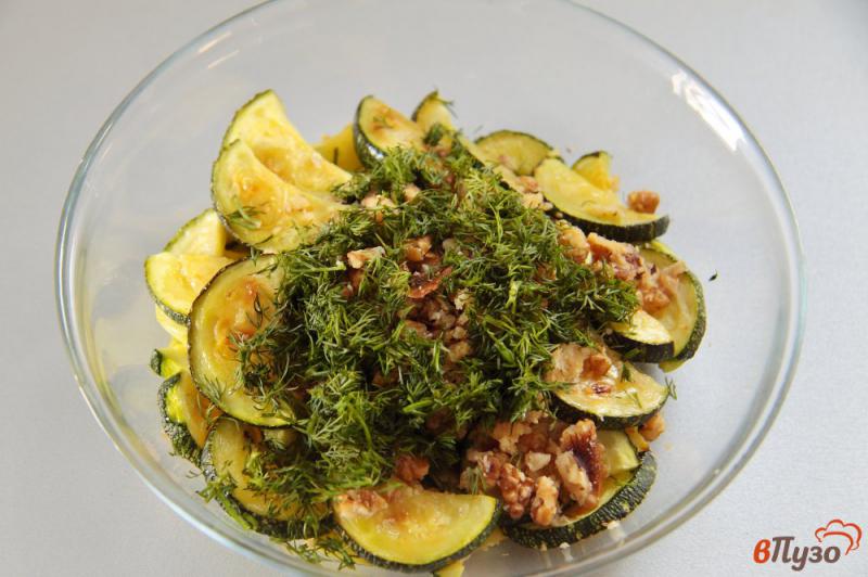 Фото приготовление рецепта: Салат с кабачками и грецкими орехами шаг №6