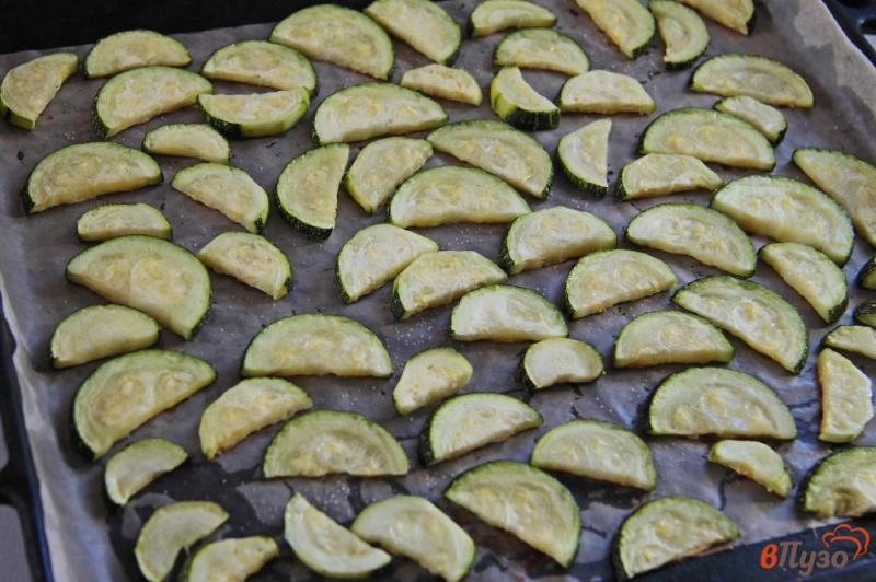 Фото приготовление рецепта: Салат с кабачками и грецкими орехами шаг №3