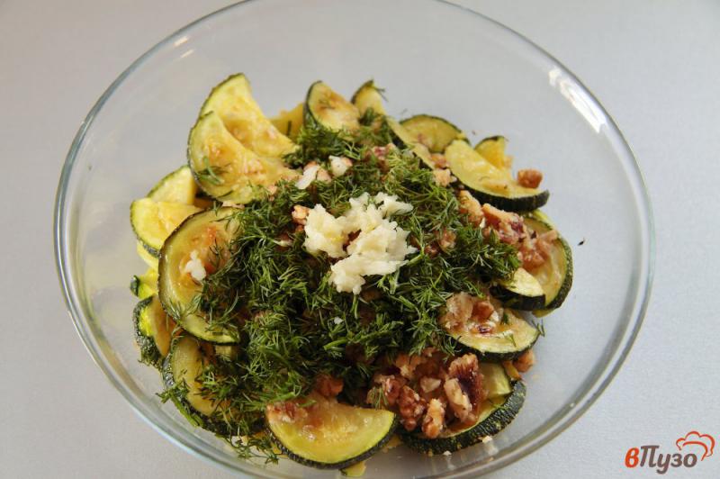Фото приготовление рецепта: Салат с кабачками и грецкими орехами шаг №7