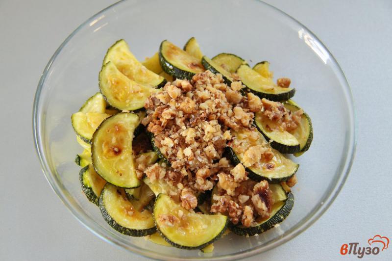 Фото приготовление рецепта: Салат с кабачками и грецкими орехами шаг №5