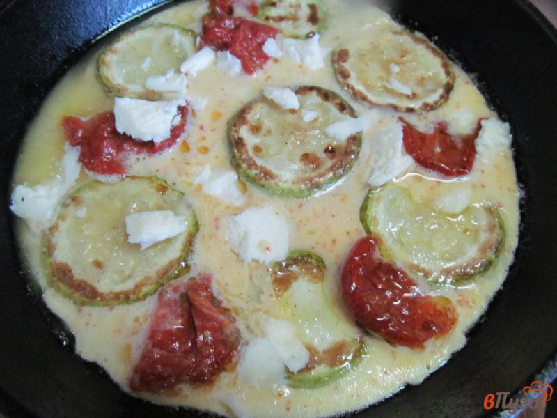 Фото приготовление рецепта: Омлет с кабачком и вялеными томатами шаг №3