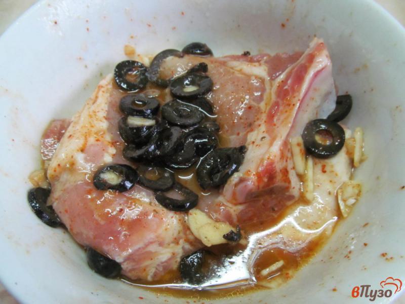Фото приготовление рецепта: Стейк из свинины с чесноком и оливками шаг №3