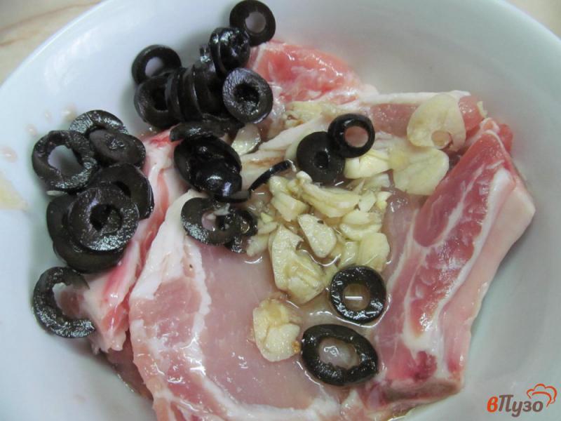 Фото приготовление рецепта: Стейк из свинины с чесноком и оливками шаг №1