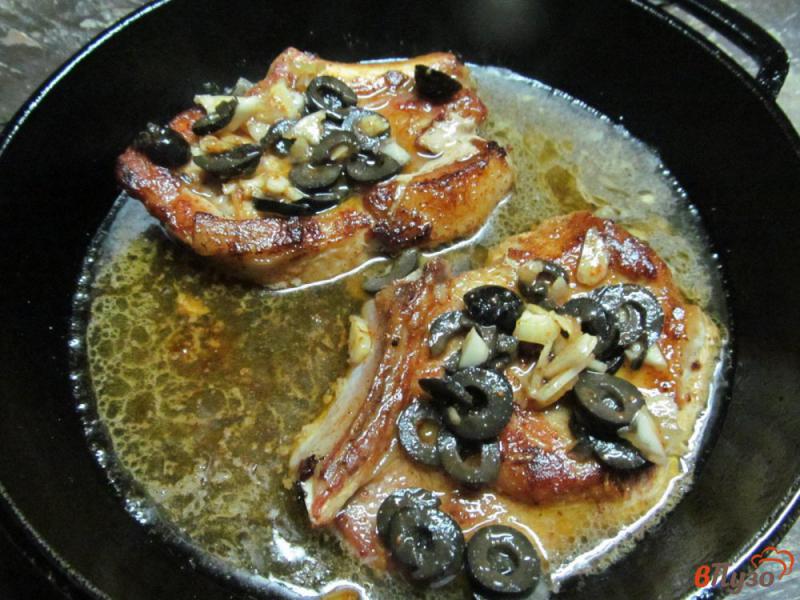 Фото приготовление рецепта: Стейк из свинины с чесноком и оливками шаг №5