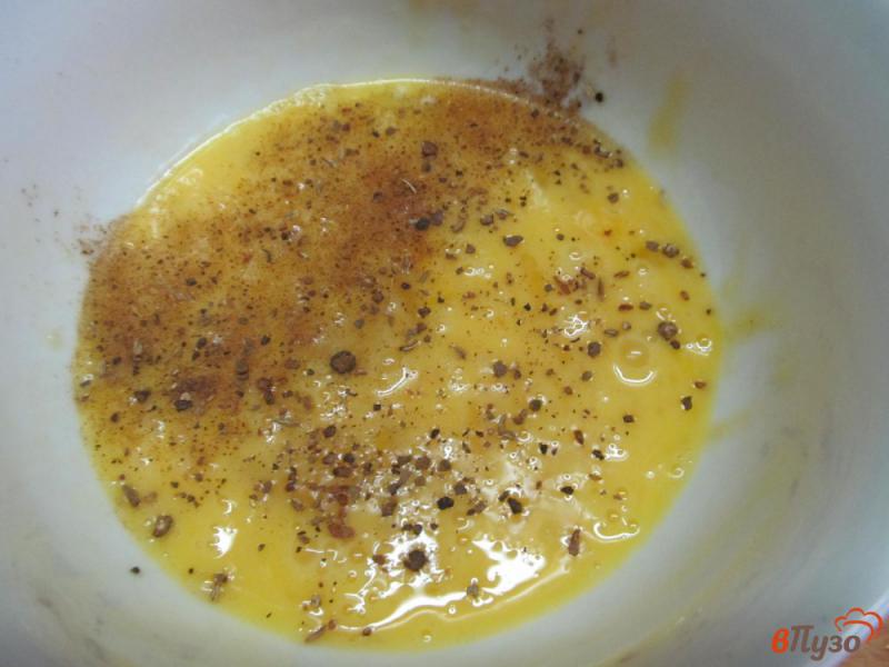 Фото приготовление рецепта: Яичные блины с мясом курицы и ветчиной шаг №3