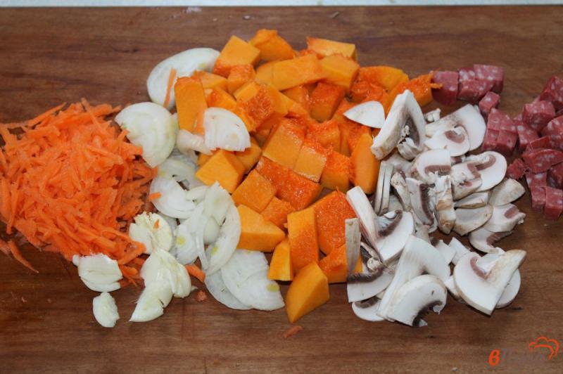 Фото приготовление рецепта: Тушеная капуста с грибами, тыквой и копченой колбасой в духовке шаг №2