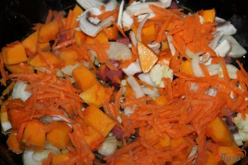 Фото приготовление рецепта: Тушеная капуста с грибами, тыквой и копченой колбасой в духовке шаг №3