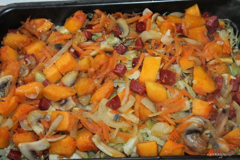 Фото приготовление рецепта: Тушеная капуста с грибами, тыквой и копченой колбасой в духовке шаг №4