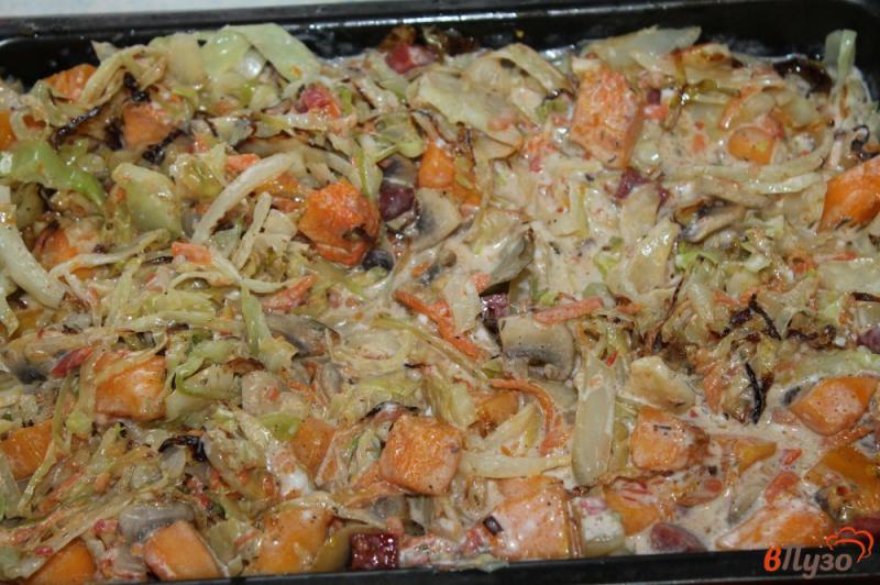 Фото приготовление рецепта: Тушеная капуста с грибами, тыквой и копченой колбасой в духовке шаг №6