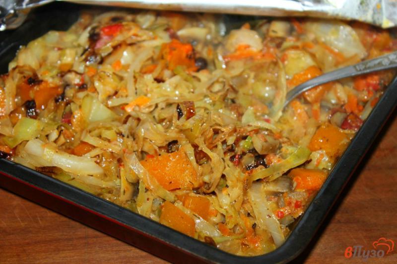 Фото приготовление рецепта: Тушеная капуста с грибами, тыквой и копченой колбасой в духовке шаг №8