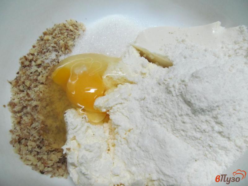 Фото приготовление рецепта: Сырники с грецким орехом и сыром «Янтарь» шаг №3