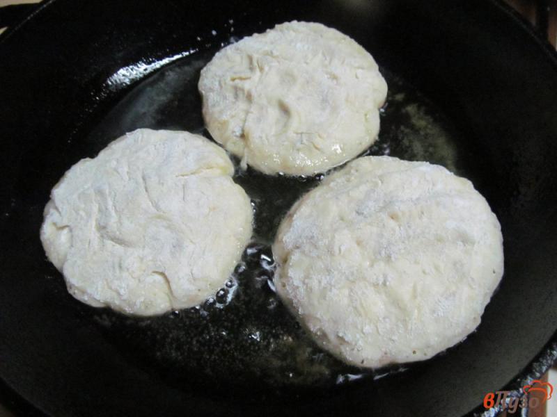 Фото приготовление рецепта: Сырники с грецким орехом и сыром «Янтарь» шаг №5