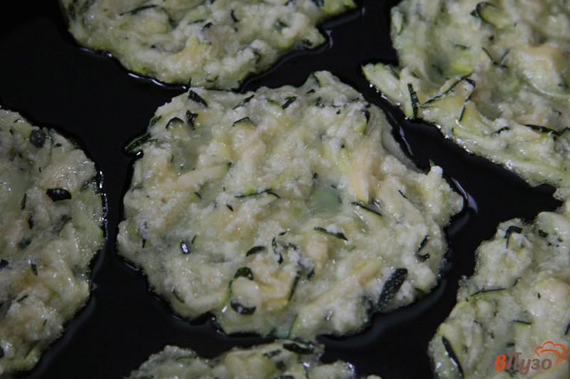 Фото приготовление рецепта: Сладкие оладьи из кабачков шаг №5