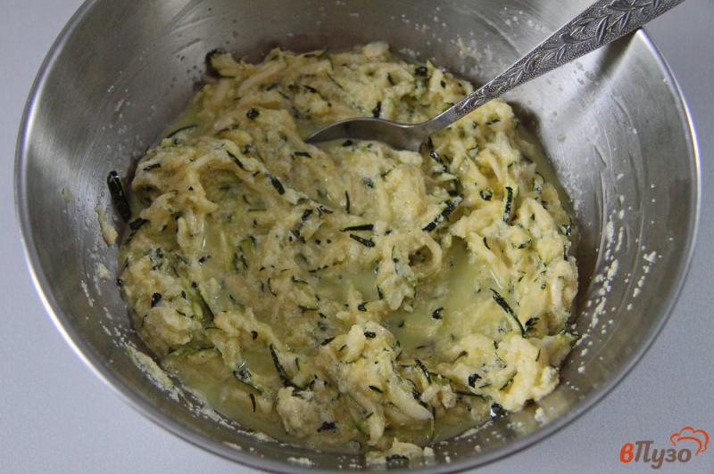 Фото приготовление рецепта: Сладкие оладьи из кабачков шаг №4