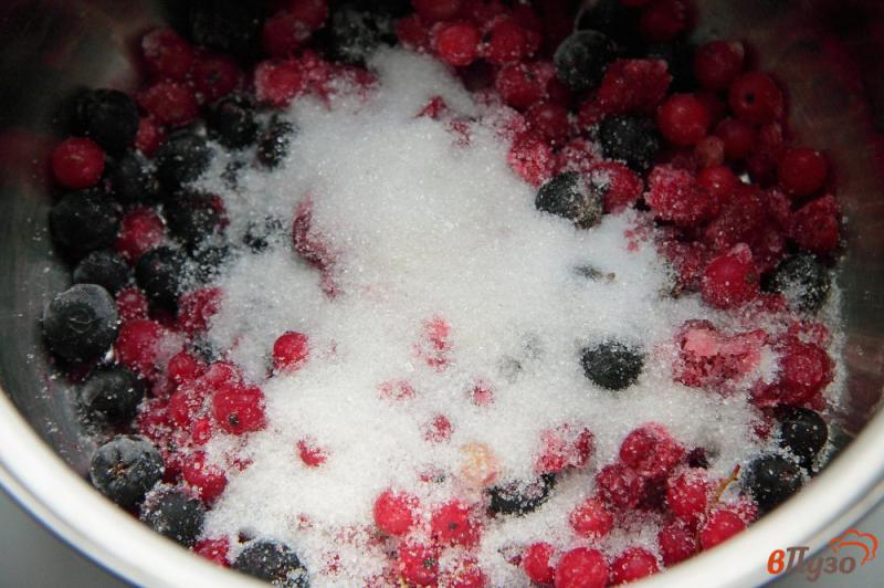 Фото приготовление рецепта: Компот из замороженных ягод шаг №2