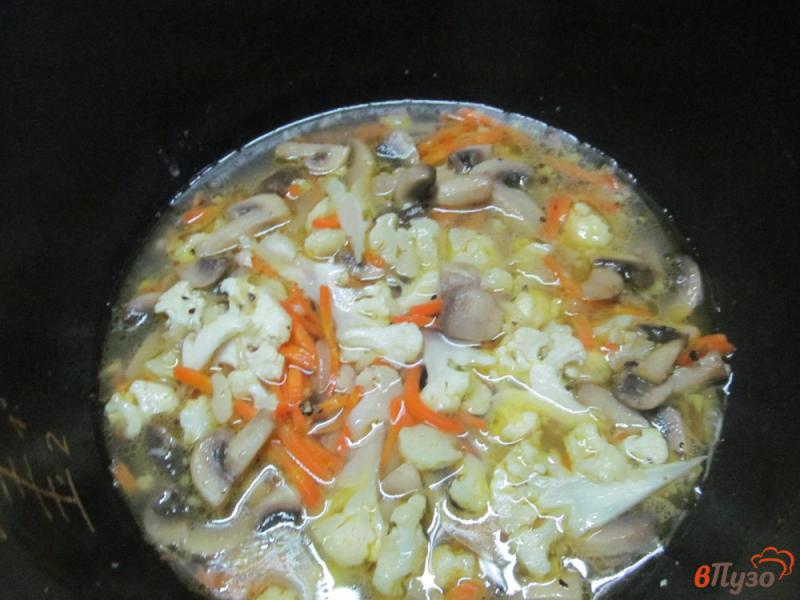Фото приготовление рецепта: Плов с грибами и цветной капустой в мультиварке шаг №5