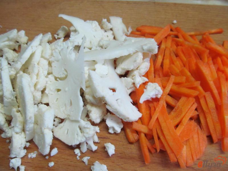 Фото приготовление рецепта: Плов с грибами и цветной капустой в мультиварке шаг №3