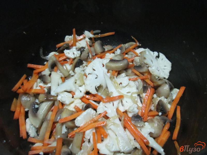 Фото приготовление рецепта: Плов с грибами и цветной капустой в мультиварке шаг №4