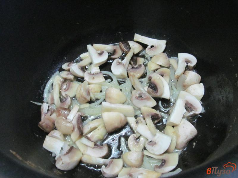 Фото приготовление рецепта: Плов с грибами и цветной капустой в мультиварке шаг №2