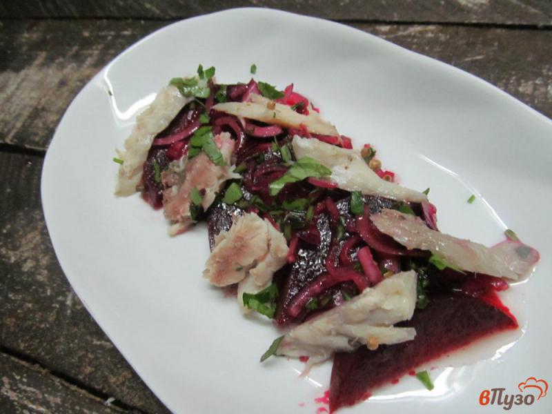 Фото приготовление рецепта: Салат из свеклы с копченой рыбой шаг №4