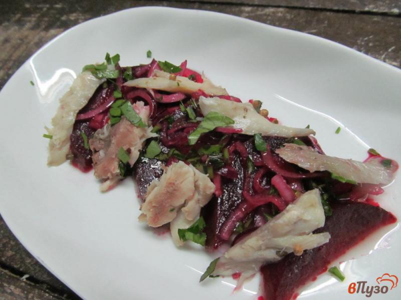 Фото приготовление рецепта: Салат из свеклы с копченой рыбой шаг №3