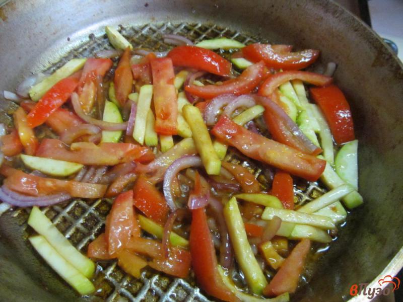 Фото приготовление рецепта: Рагу из свинины с овощами на лепешке шаг №2