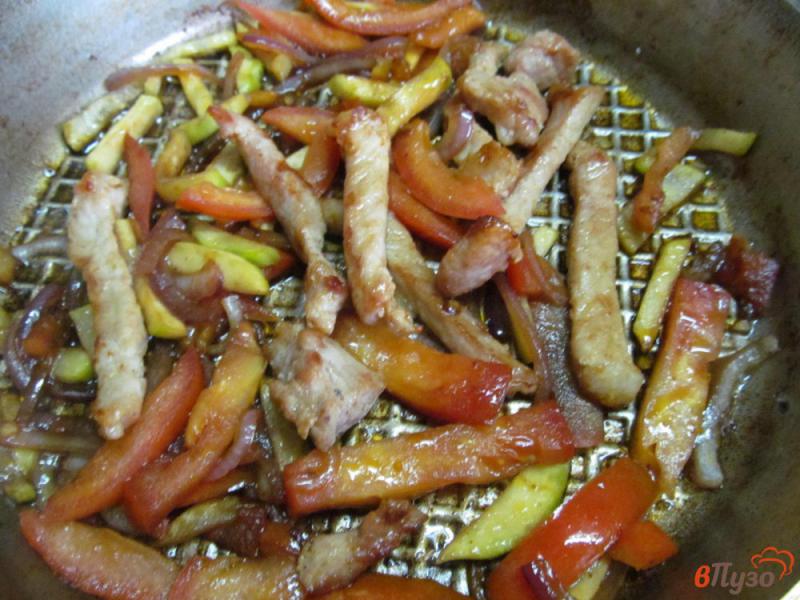 Фото приготовление рецепта: Рагу из свинины с овощами на лепешке шаг №3