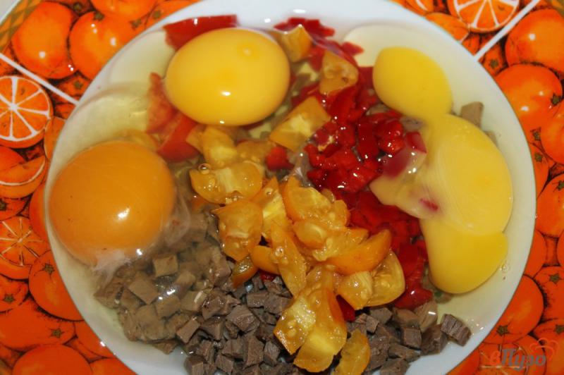 Фото приготовление рецепта: Гренки в яйце с мясом, сыром и помидорами шаг №2