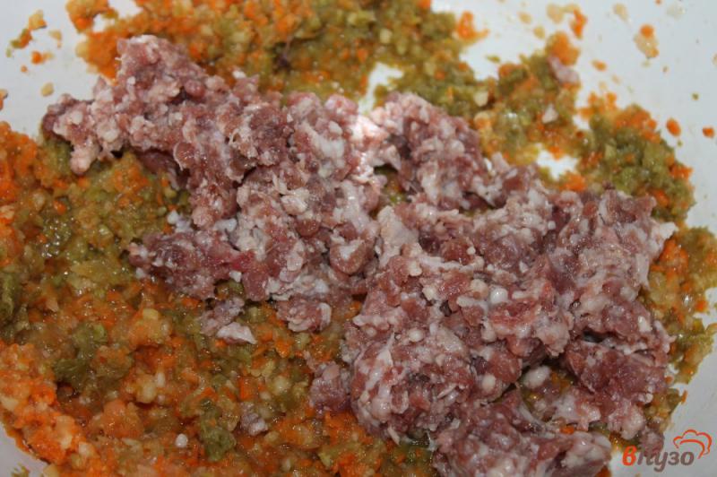 Фото приготовление рецепта: Мясные котлетки с рисом и овощами в томатном соусе шаг №2