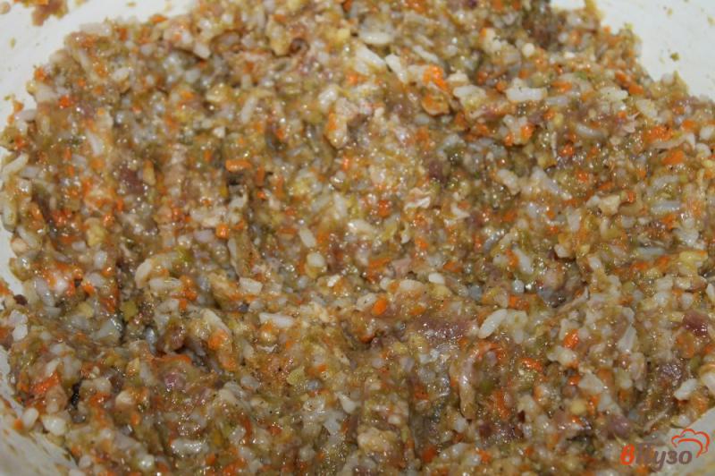 Фото приготовление рецепта: Мясные котлетки с рисом и овощами в томатном соусе шаг №4